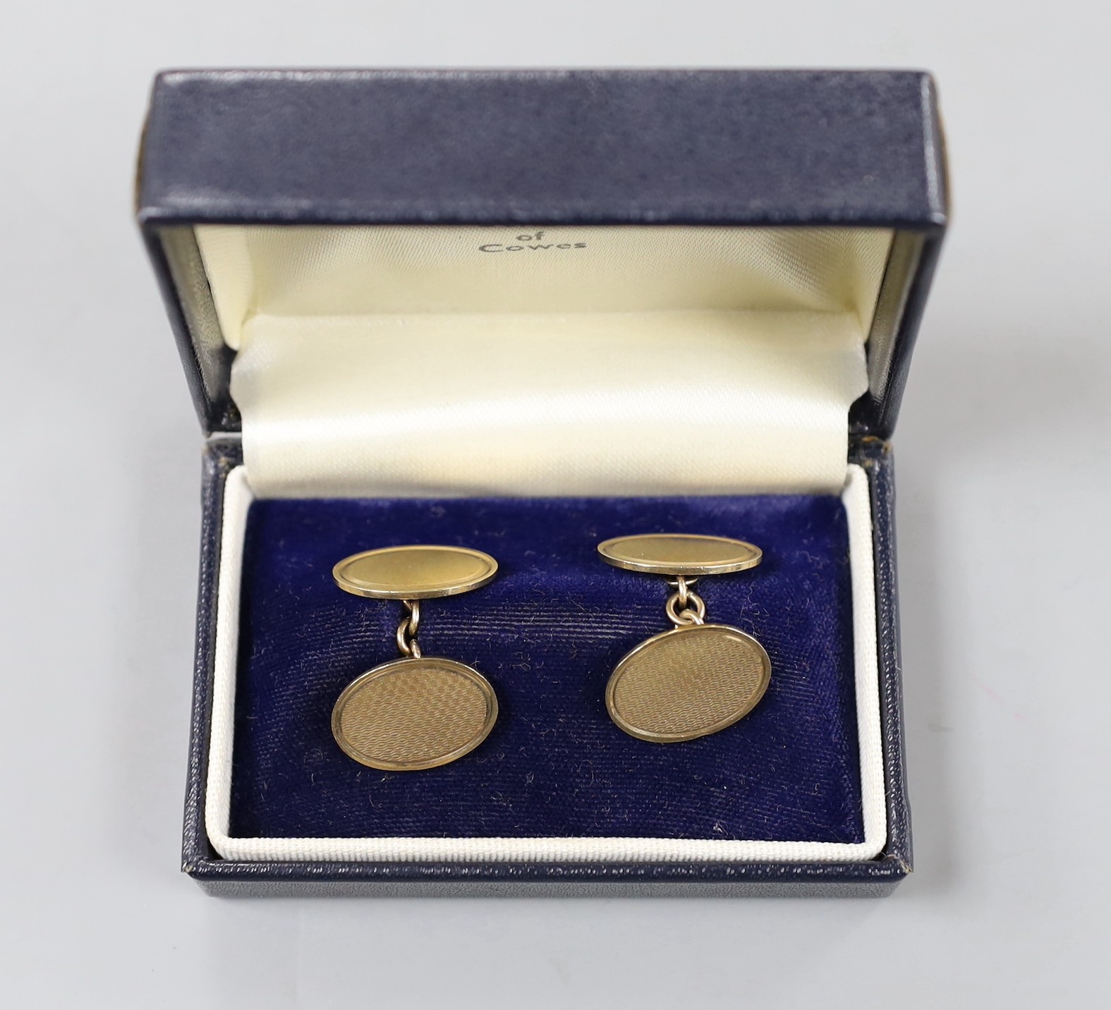 A pair of 9ct gold oval disc cufflinks, 19mm, 10.1 grams